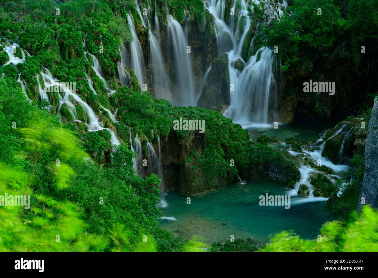 Einer der vielen schönen Wasserfälle im Nationalpark Plitvicer Seen, Kroatien Stockfoto