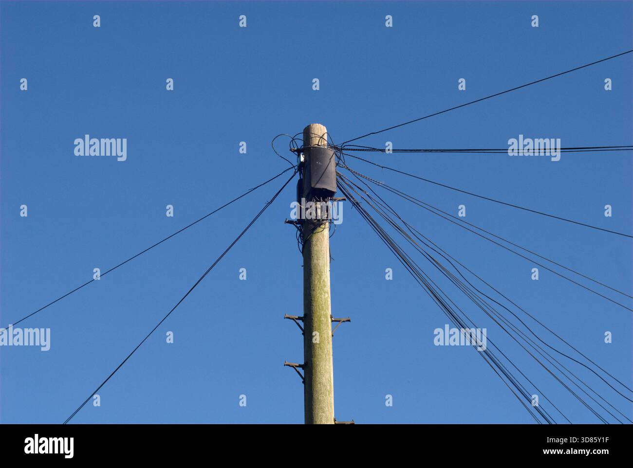 BT-Kupferleitungen mit offener Reichweite für ADSL-Breitband Stockfoto