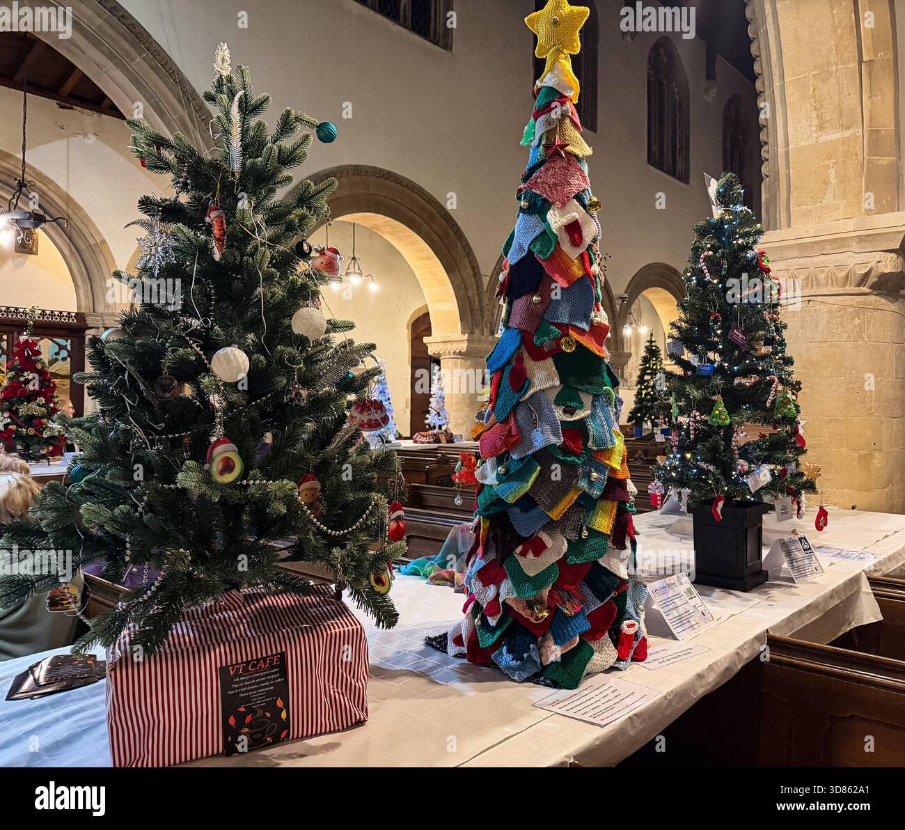 Geschmückte Weihnachtsbäume, ausgestellt auf dem Weihnachtsbaumfest der St. Mary's Church Calne - Smartphone-aufgenommenes Stockfoto