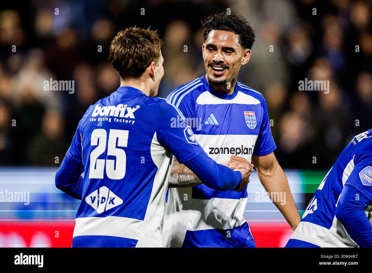 Zwolle, Niederlande. November 2025. ZWOLLE, NIEDERLANDE - 28. NOVEMBER: Thijs Oosting von PEC Zwolle feiert das erste Tor mit Tristan Gooijer von PEC Zwolle während des niederländischen Eredivisie-Spiels zwischen PEC Zwolle und SC Heerenveen im MAC3PARK Stadion am 28. November 2025 in Zwolle, Niederlande. (Foto: Broer van den Boom/Orange Pictures) Credit: Orange Pics BV/Alamy Live News Stockfoto