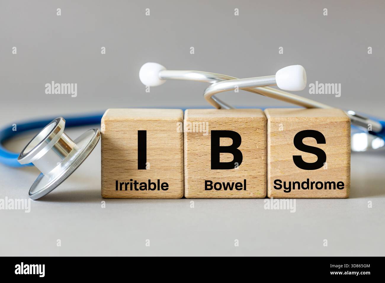 IBS-Symbol, Reizdarmsyndrom. Gesundheitskonzept, Verdauungssystem, chronische Magenprobleme. Medizinische Abkürzung auf Holzblöcken mit A geschrieben Stockfoto