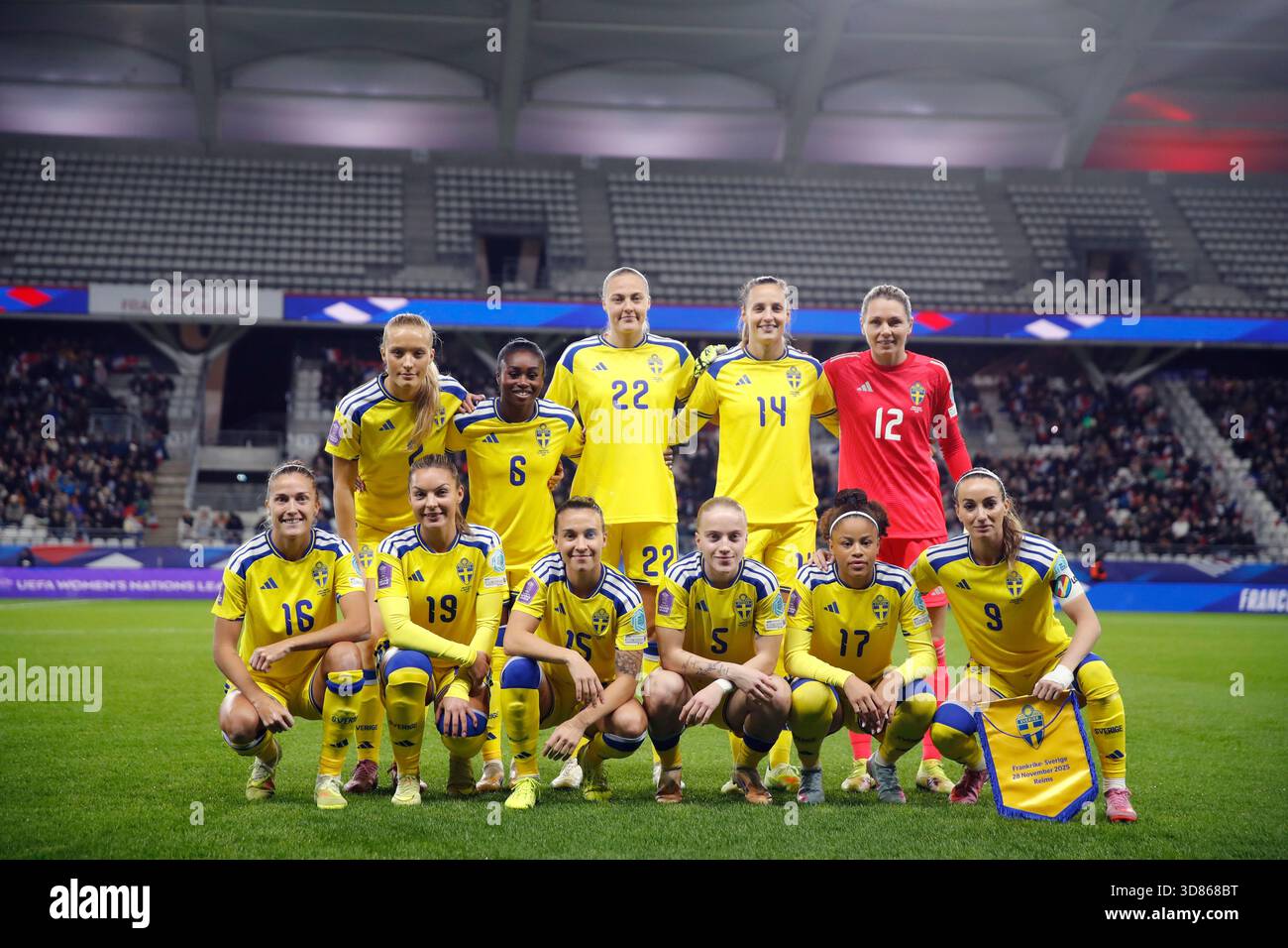 REIMS, FRANKREICH 20251128Schwedens Startelf von links: Smilla Holmberg, Monica Jusu Bah, Elma Junttila Nelhage, Nathalie Björn, Jennifer Falk. Untere Reihe von links: Filippa Angeldahl, Johanna Rytting Kaneryd, Julia Zigiotti Olme, Anna Sandberg, Felicia Schröder und Kosovare Asllani vor dem Spiel 1 von 2 am Freitag um den dritten Platz in der Nationenliga im Frauenfußball zwischen Frankreich und Schweden im Stade Auguste-Delaune in Reims. *** Das Bild ist im SPORTPAKET enthalten. Für andere KOSTENPFLICHTIGE BILDER*** Foto: Caisa Rasmussen/TT/Code 12150 dieser Text wird automatisch übersetzt Stockfoto