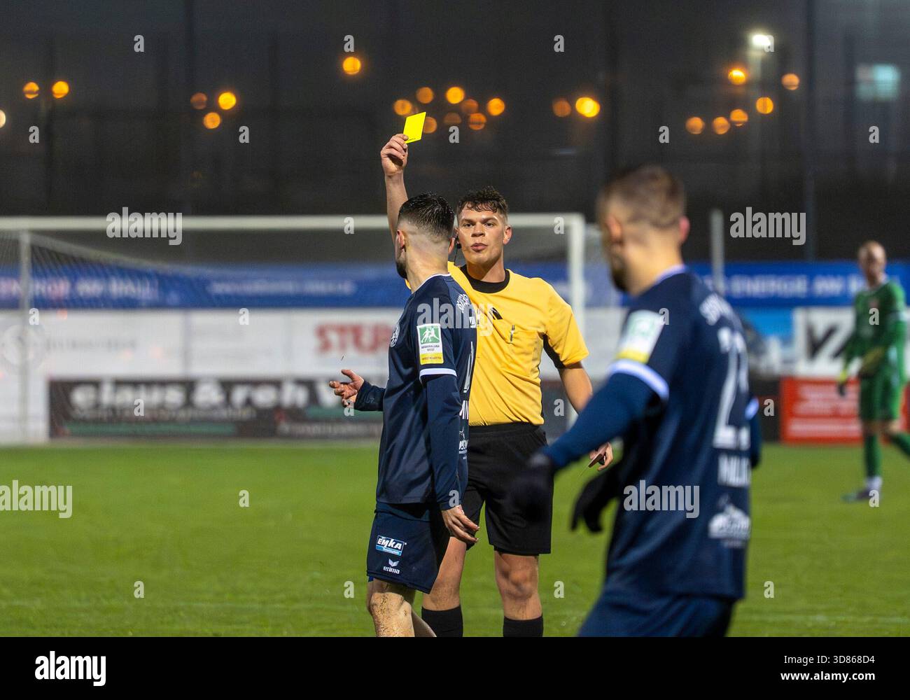 Arlind Mimini (SSVg Velbert 02, #15) sieht die gelbe Karte von Schiedsrichter Lukas Dahlmann SSVg Velbert 02 - Sportfreunde Siegen 28.11.2025 Fußball, Regionalliga West, 17. Spieltag, GER, IMS Arena, Velbert Stockfoto