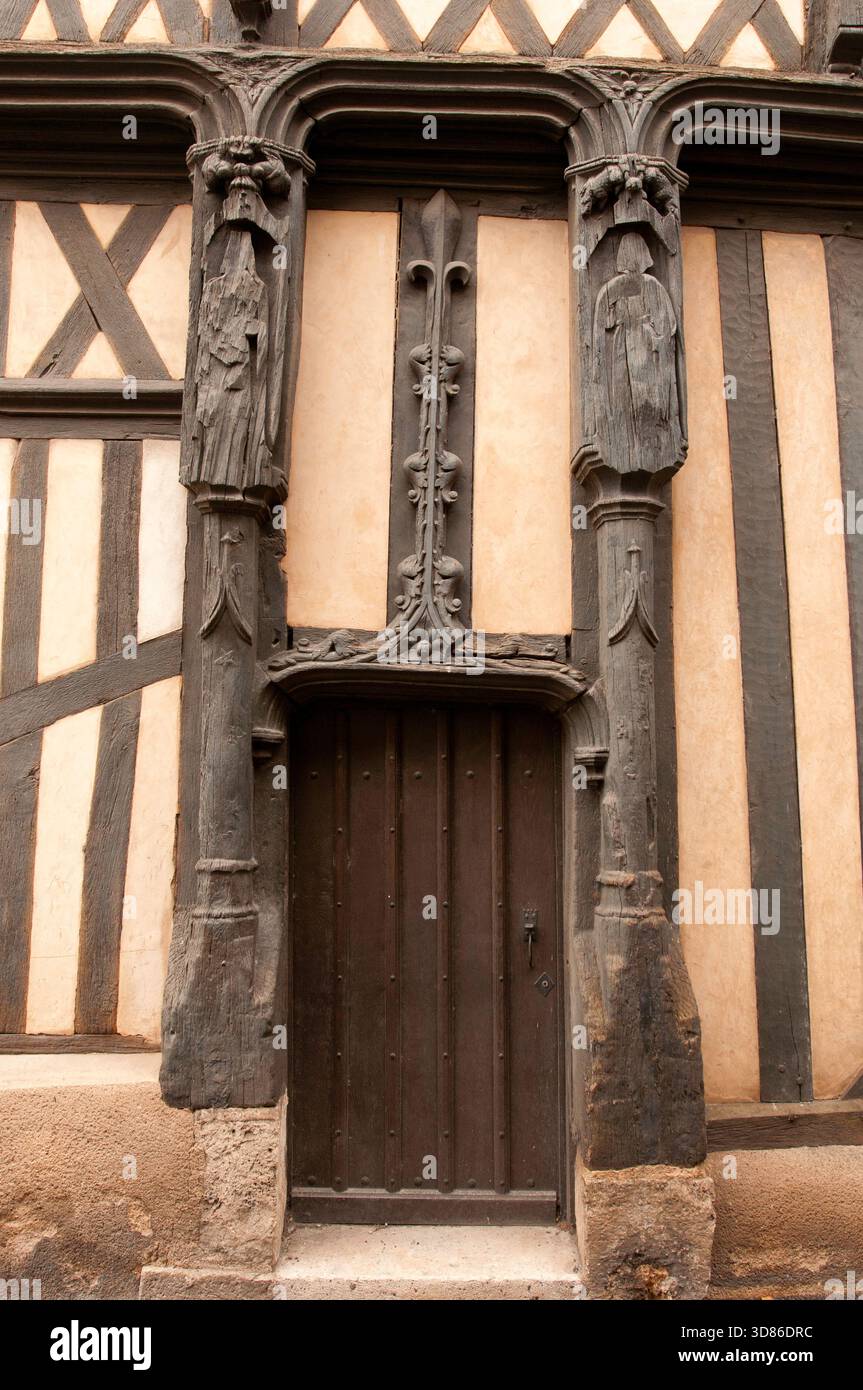 Foto mit den Details eines traditionellen und historischen Holzhauses aus dem 15. Jahrhundert in Aubigny sur Nère Stockfoto