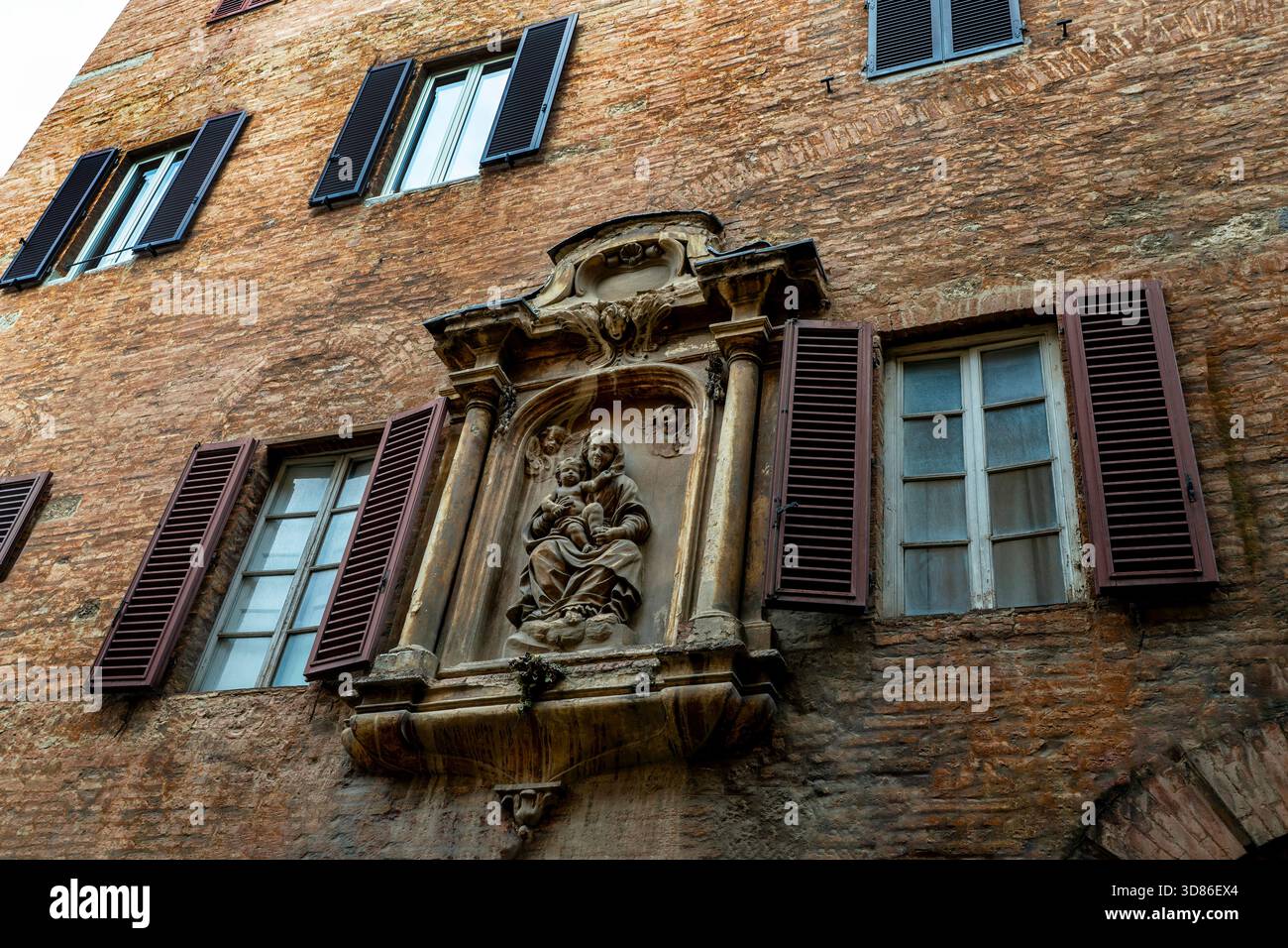 Madonna und Kind Steinrelief in Siena, Italien. Stockfoto