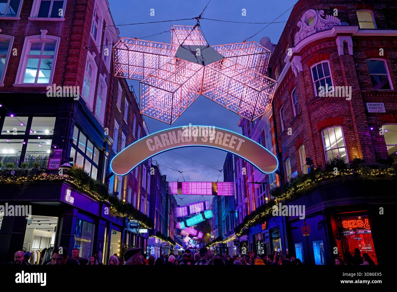 Blick auf die markante Weihnachtsdekoration Carnaby in der Carnaby Street in London 2025 Stockfoto