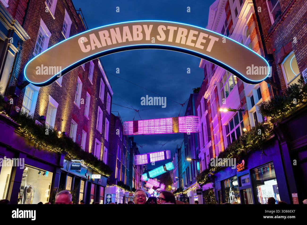 Blick auf die markante Weihnachtsdekoration Carnaby in der Carnaby Street in London 2025 Stockfoto