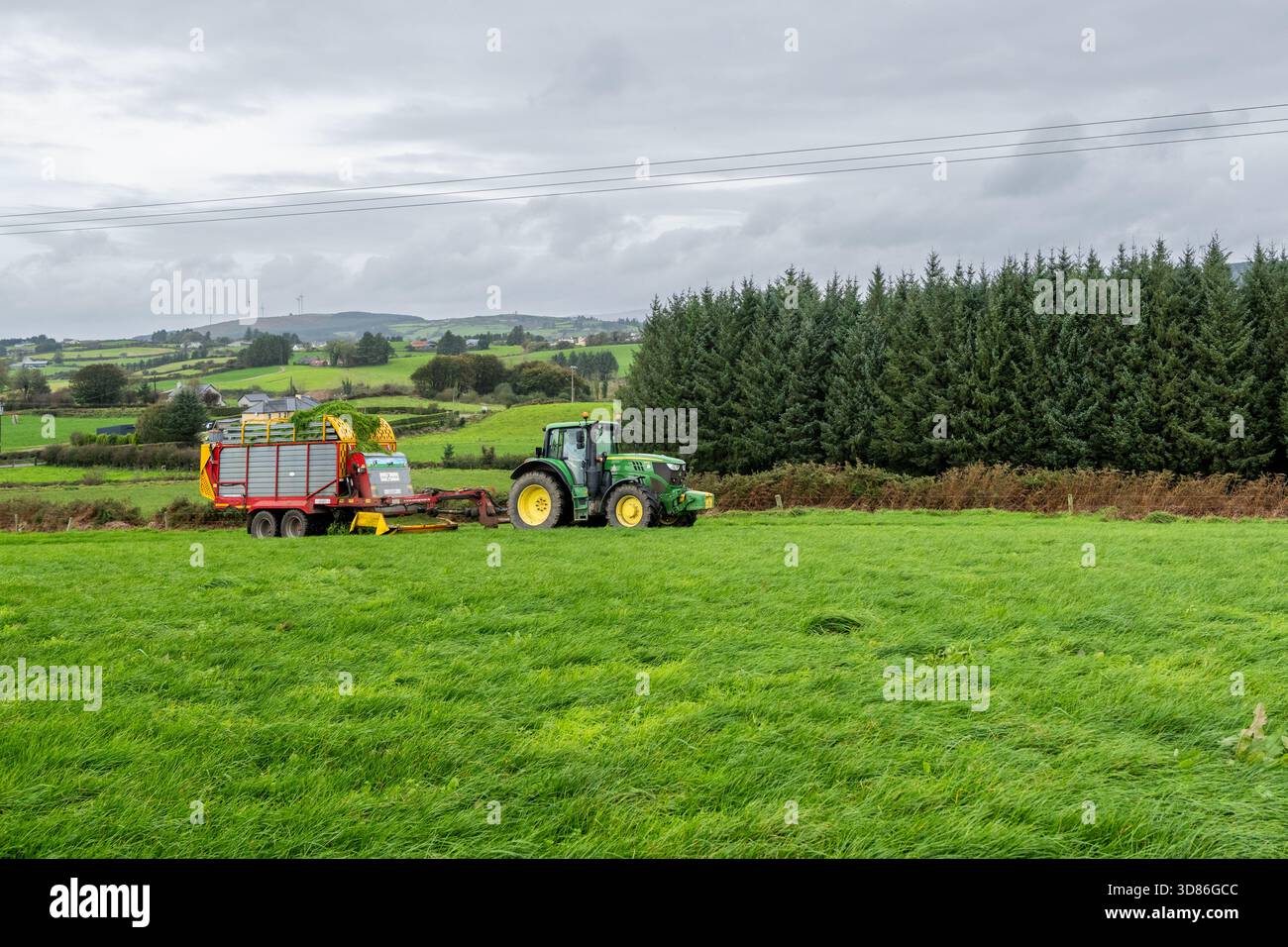 Zero-Grazer ZG85 und John Deere 6155M Traktor in Drinagh, West Cork, Irland. Stockfoto