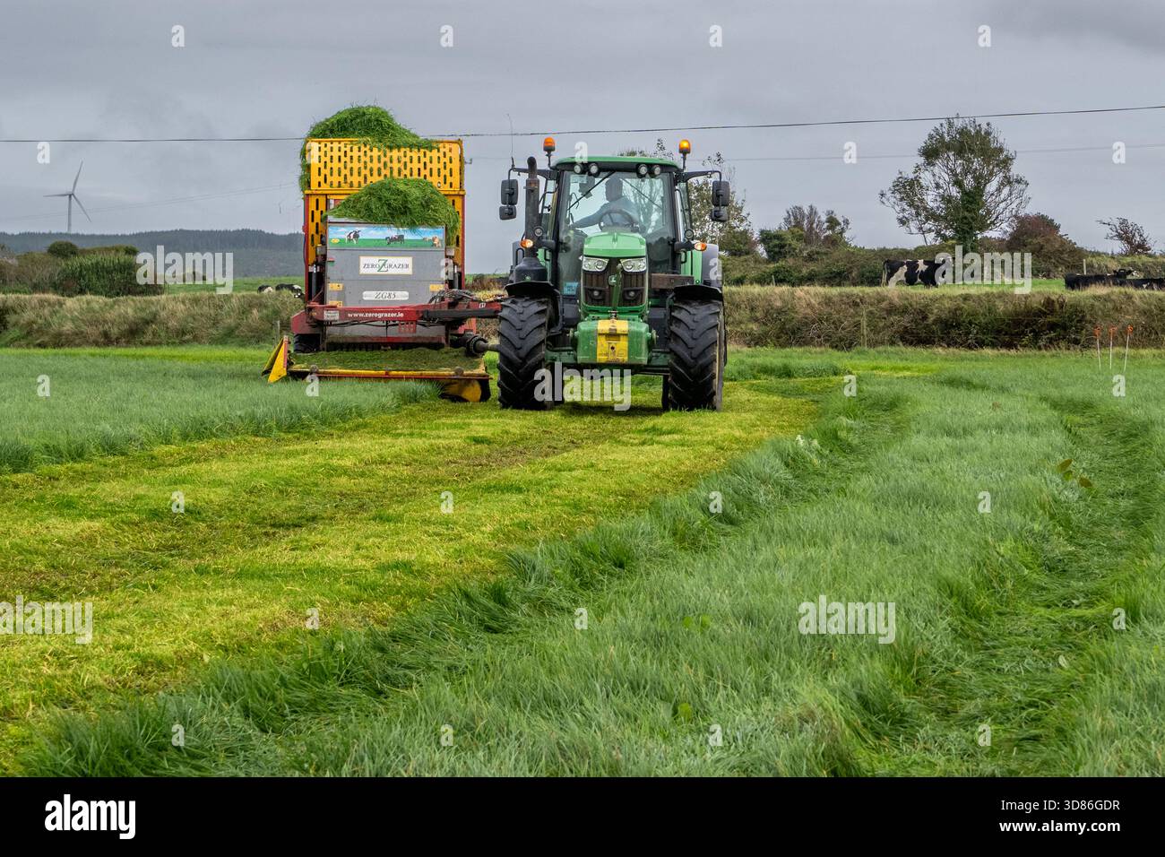 Zero-Grazer ZG85 und John Deere 6155M Traktor in Drinagh, West Cork, Irland. Stockfoto