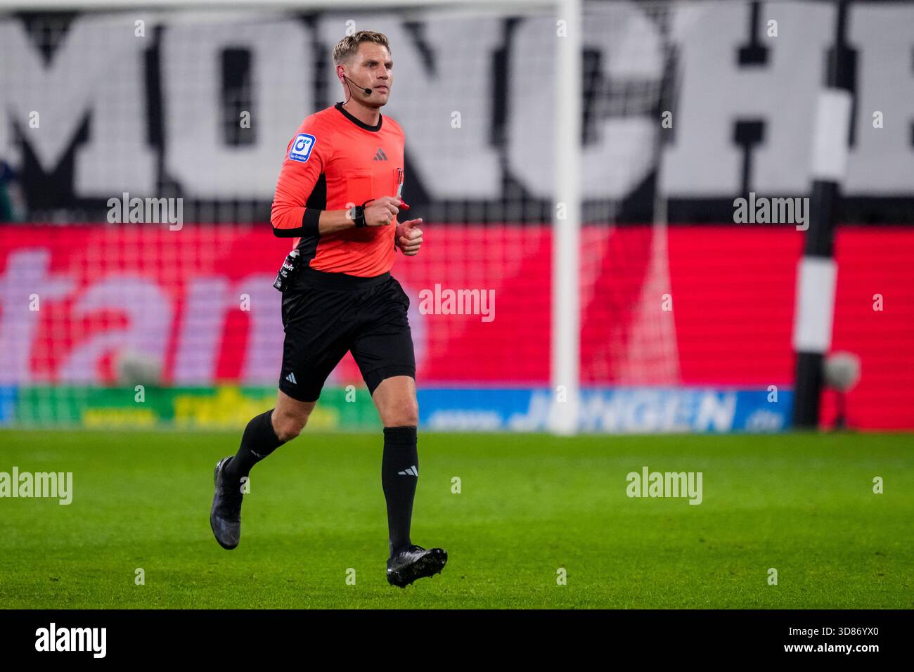MÖNCHENGLADBACH, DEUTSCHLAND - 28. NOVEMBER: Schiedsrichter Timo Gerach läuft beim Bundesliga-Spiel zwischen Borussia Mönchengladbach und RB Leipzig im Borussia-Park am 28. November 2025 in Mönchengladbach zum VAR-Monitor. (Foto: Rene Nijhuis) Stockfoto