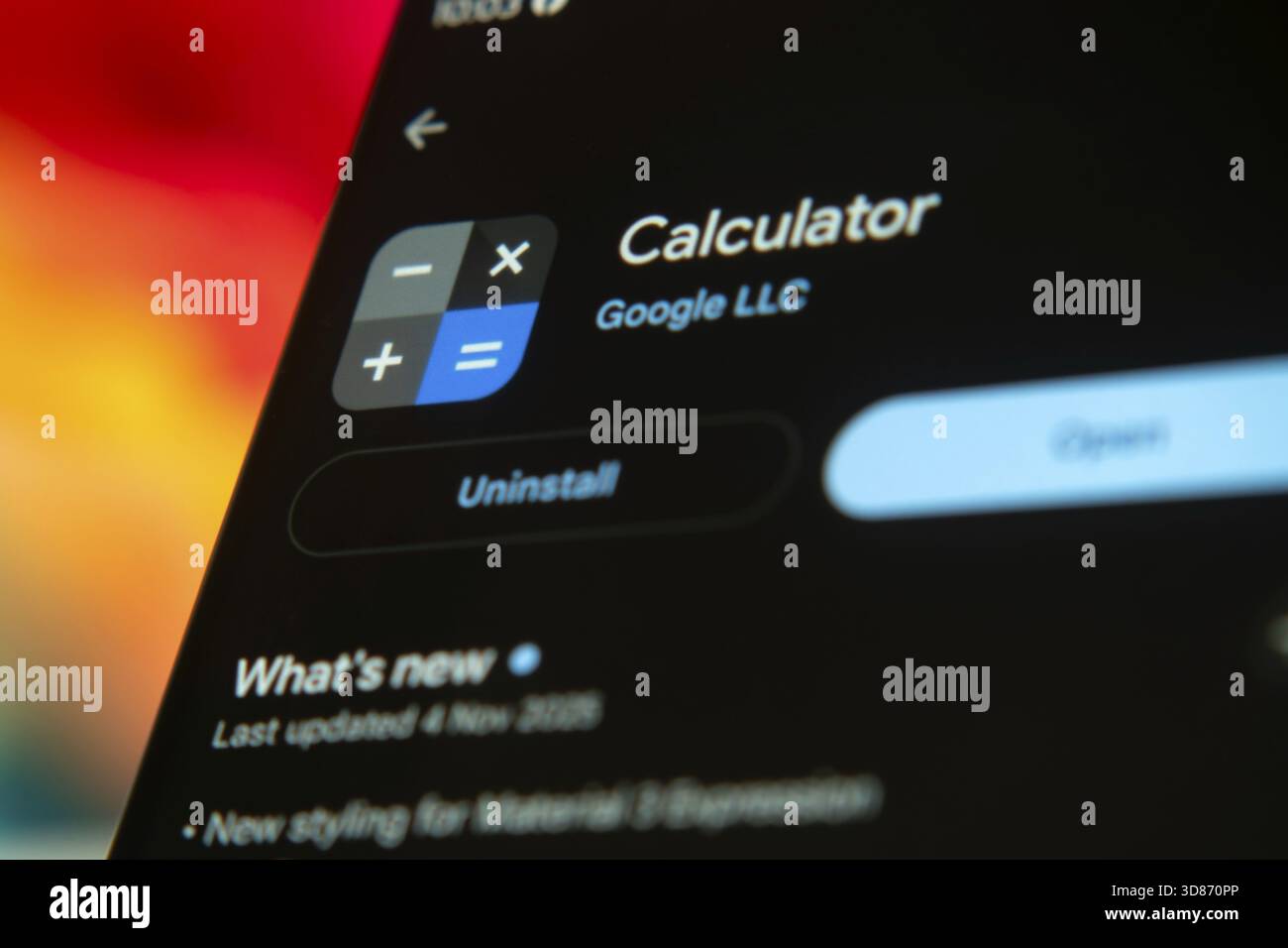 Taschenrechner-App im Play Store mit einfachem Design und verschiedenen mathematischen Funktionen Stockfoto