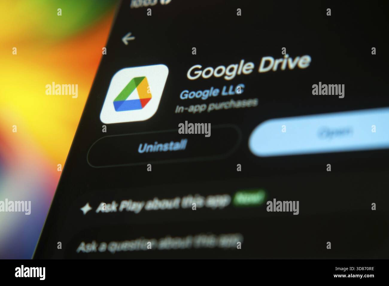 Die Google Drive App-Oberfläche wird im dunklen Modus auf einem mobilen Bildschirm angezeigt Stockfoto