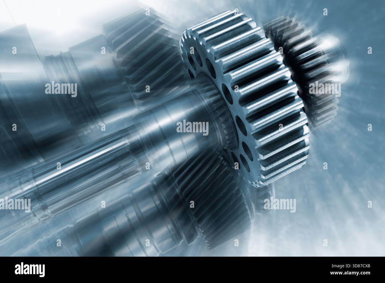 Großes Zahnrad dreht auf einer Achse. Stockfoto