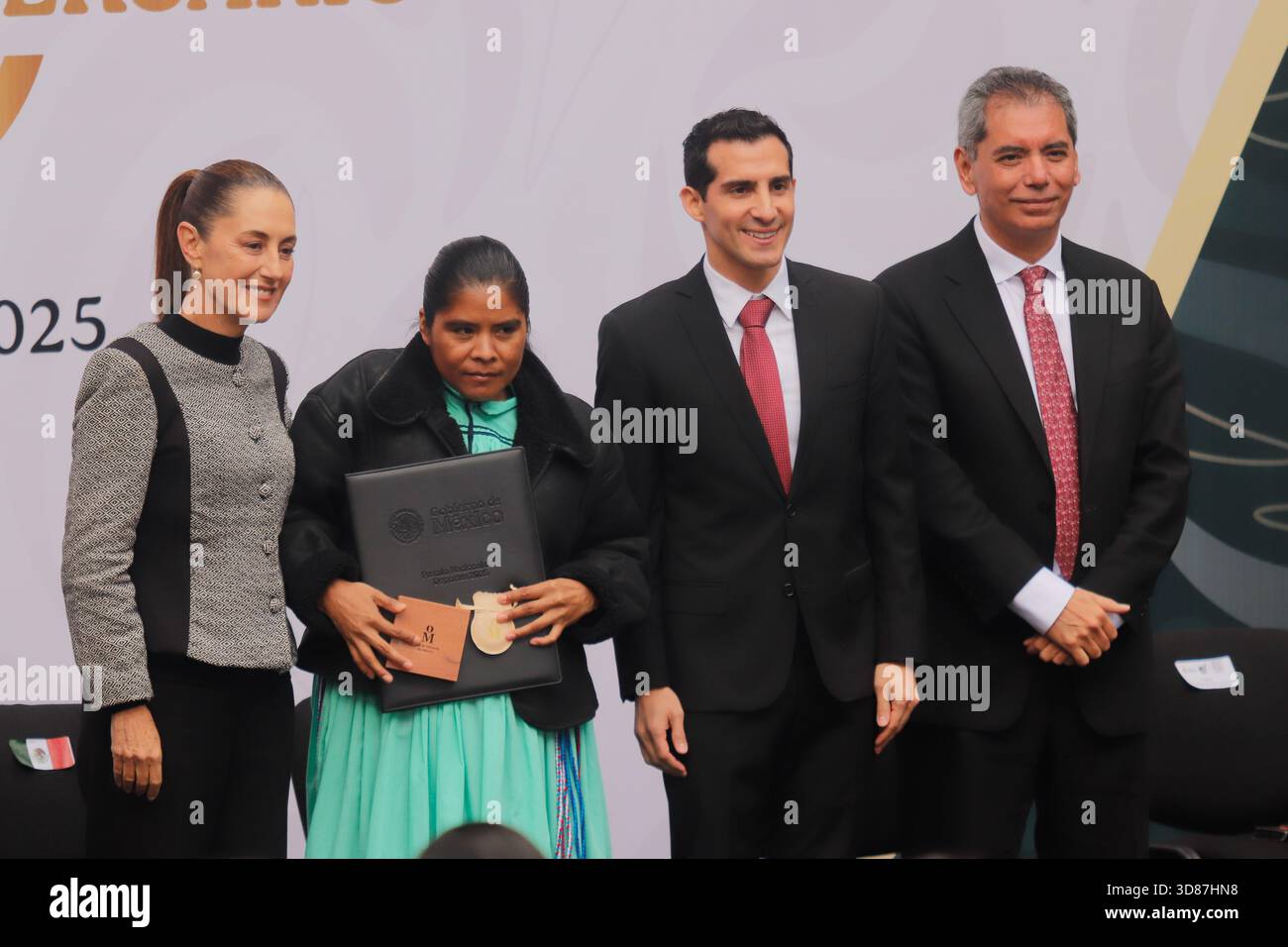 Marathonläuferin Maria Lorena Ramirez Nahueachi erhält einen Preis von Mexikos Präsidentin Claudia Sheinbaum Pardo während der Verleihung der National Sports Awards 2025 im Nationalpalast. Am 28. November 2025 in Mexiko-Stadt. (Kreditbild: © Carlos Santiago/eyepix via ZUMA Press Wire) NUR REDAKTIONELLE VERWENDUNG! Nicht für kommerzielle ZWECKE! Stockfoto