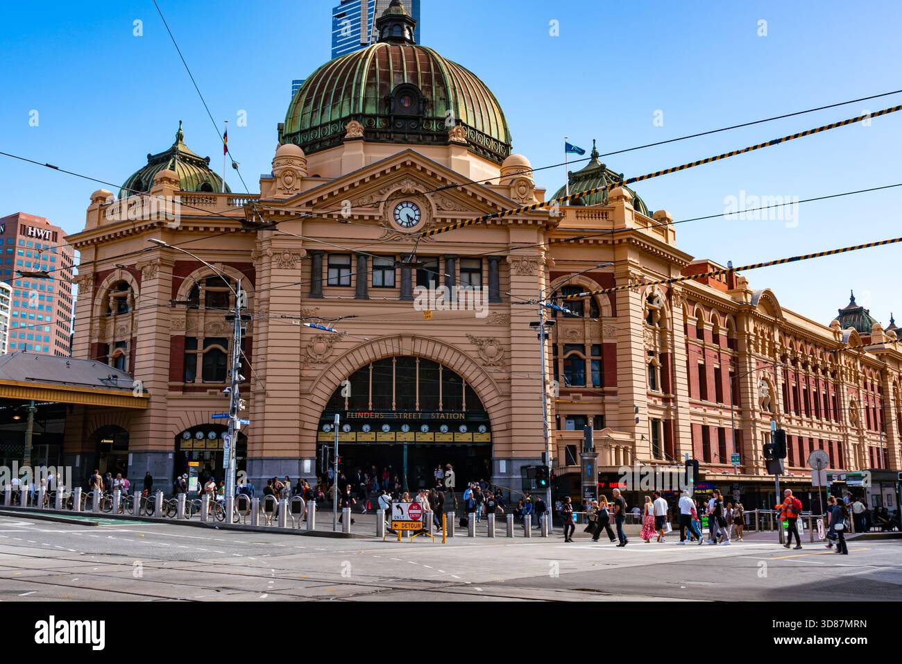 Melburne, Australien - 13. November 2025: Am Bahnhof Flinders Street in Melbourne, Australien, kam es zu Menschenmassen. Stockfoto