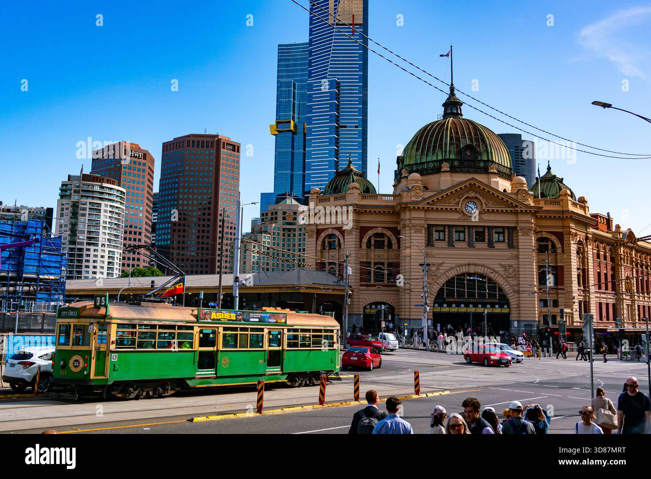 Melburne, Australien - 13. November 2025: Straßenbahnhaltestelle am Bahnhof Flinders Street im Business Center, Melbourne, Australien. Stockfoto