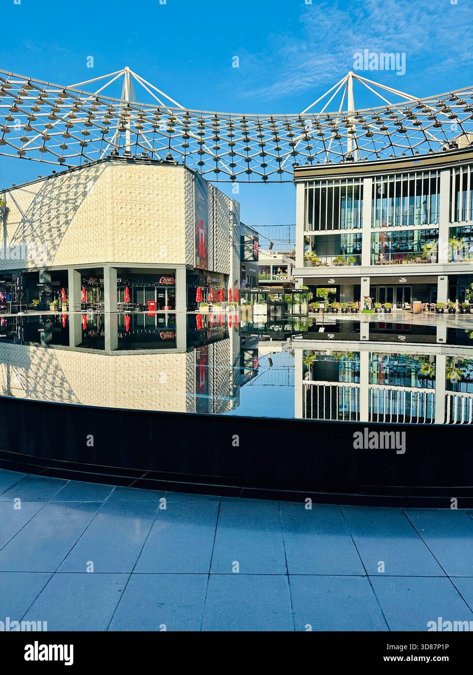 Am frühen Morgen City Walk Dubaiurban Lifestyle - Smartphone-aufgenommenes Stockfoto