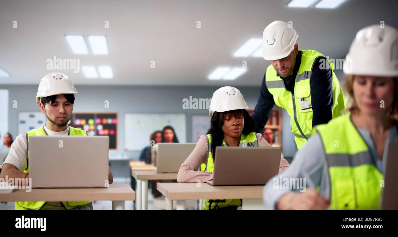 Der Industrieingenieur Unterrichtet Studenten Automatisierte Prozesse Im Klassenzimmer. Stockfoto