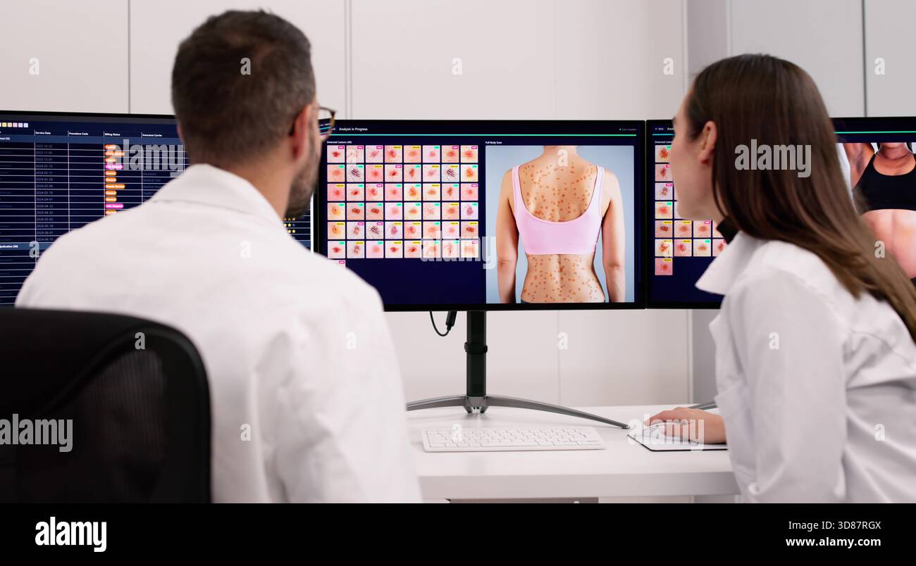 Männliche und weibliche Ärzte analysieren Röntgenstrahlen während des Webinars Radiologie Telehealth. Stockfoto