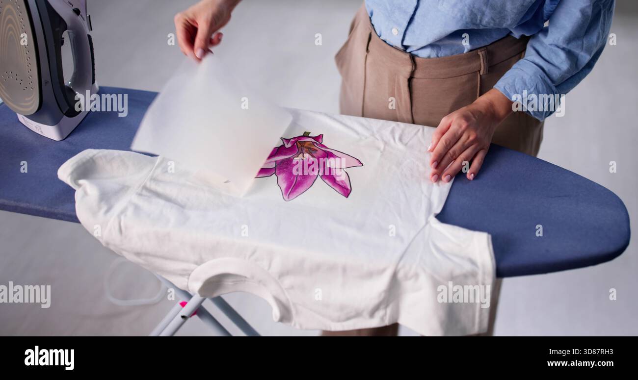 Personalisierbares T-Shirt Designer Druck zum Aufbügeln für Geschäftsfrau zu Hause. Stockfoto