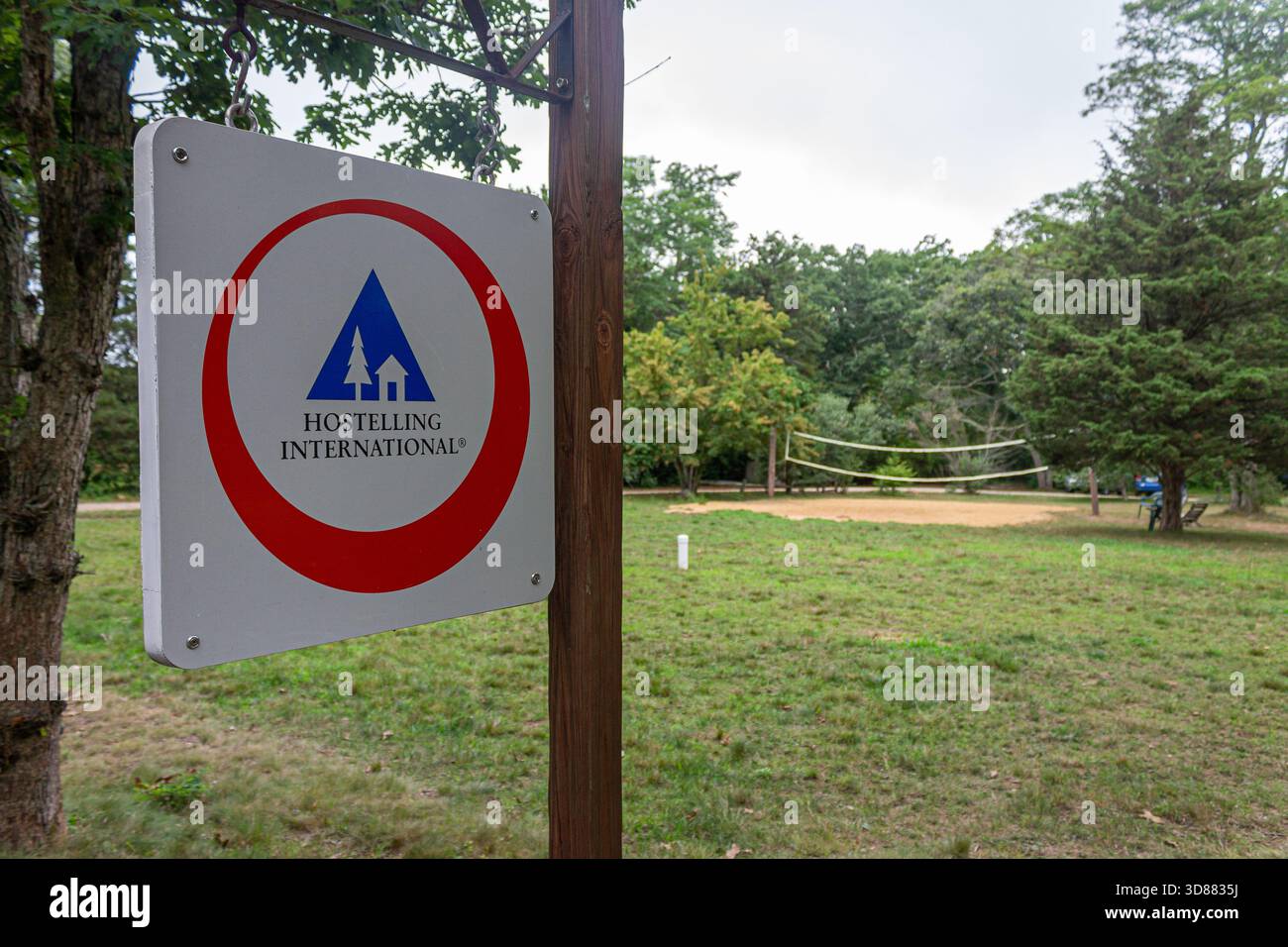 West Tisbury, Massachusetts. Metall Hostelling International Schild auf einem Holzpfosten am Eingang von HI Martha's Vineyard Hostel, mit einem Outdoor voll Stockfoto