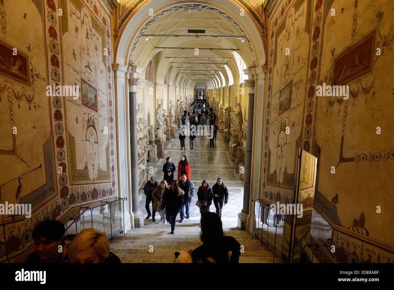 Rom, Italien - 11. Januar 2024: Touristen besuchen das Vatikanische Museum. Stockfoto