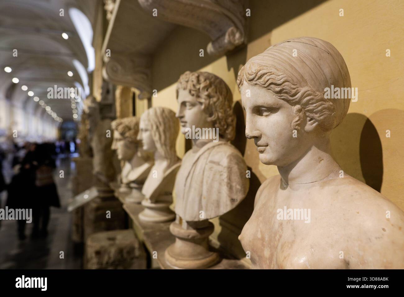 Rom, Italien - 11. Januar 2024: Statuen und Skulpturen im Vatikanischen Museum. Stockfoto