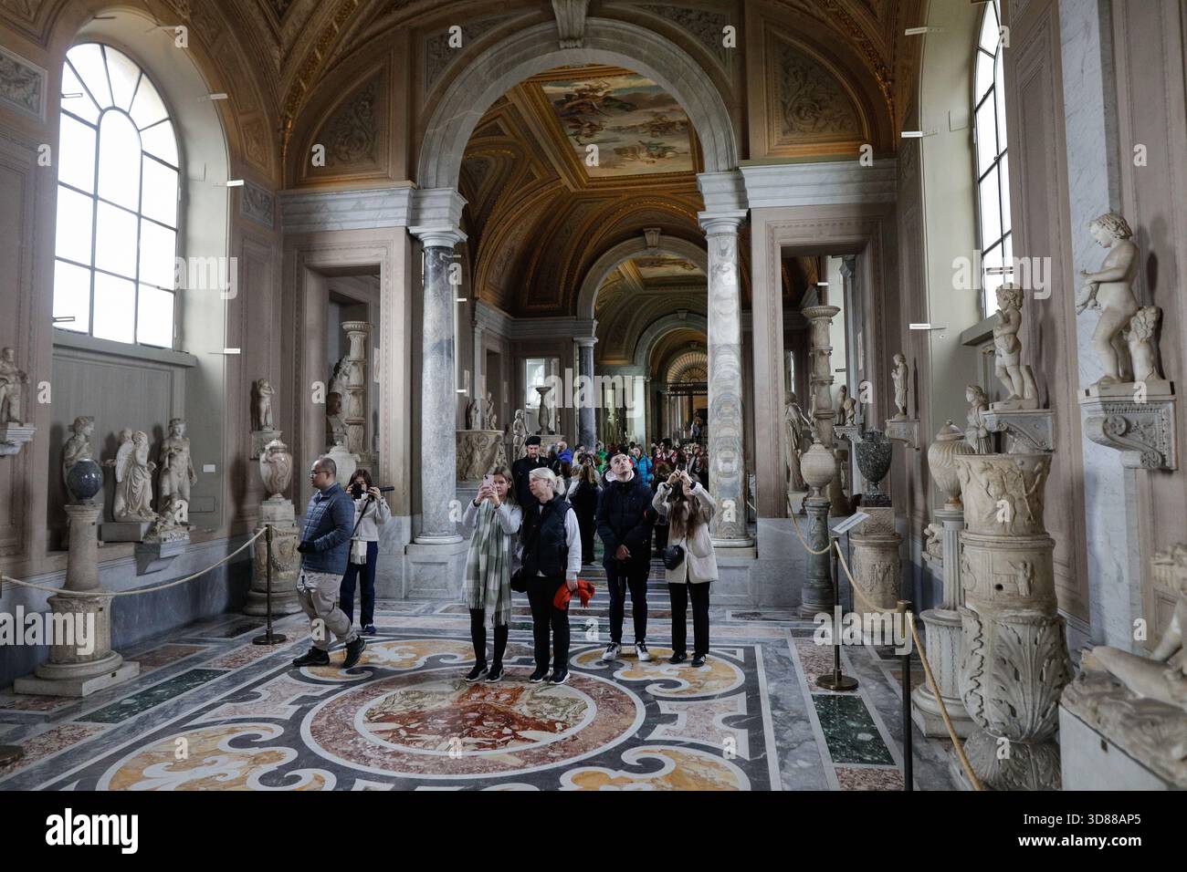 Rom, Italien - 11. Januar 2024: Touristen besuchen das Vatikanische Museum. Stockfoto