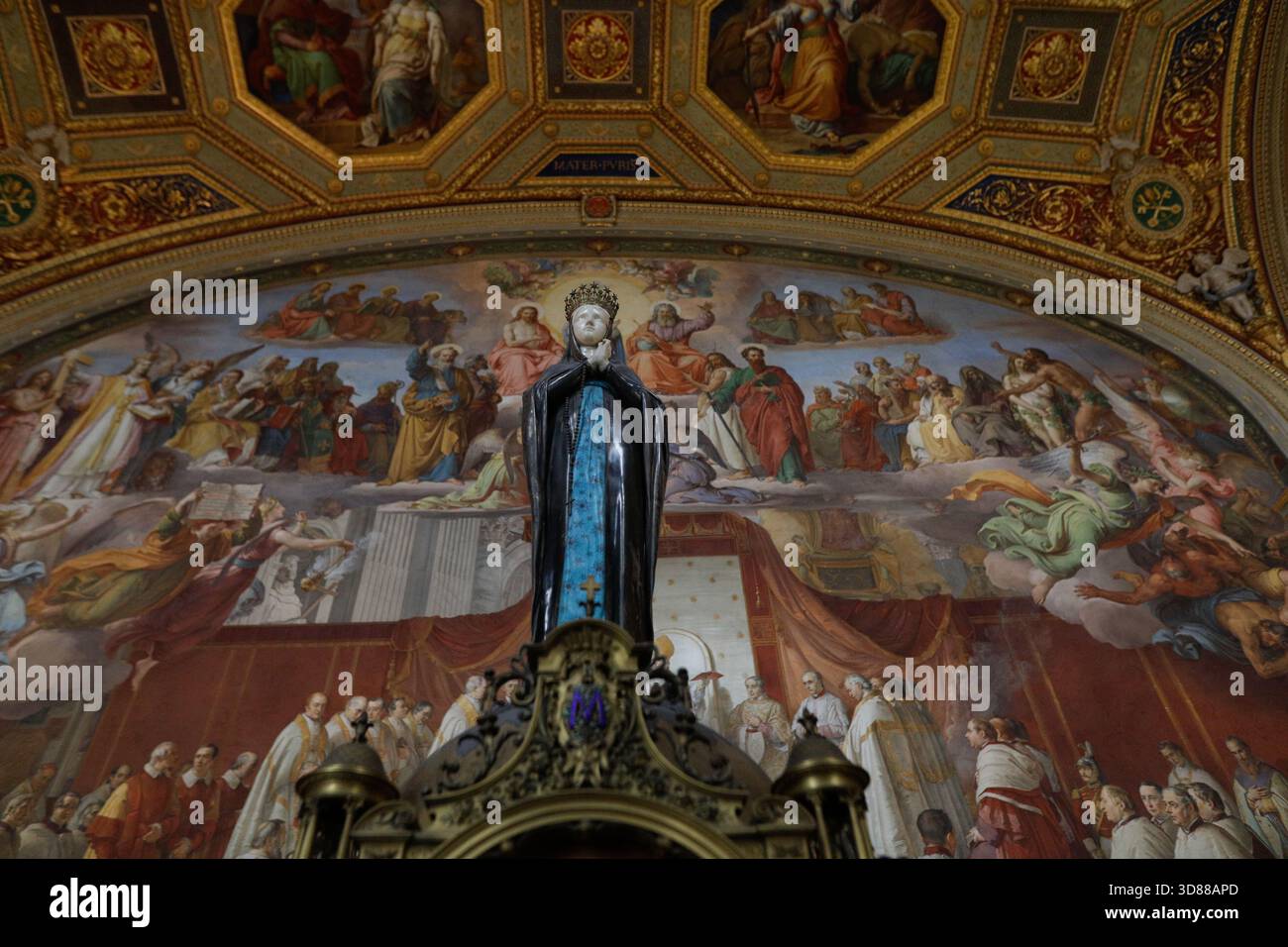 Rom, Italien - 11. Januar 2024: Touristen besuchen das Vatikanische Museum. Stockfoto