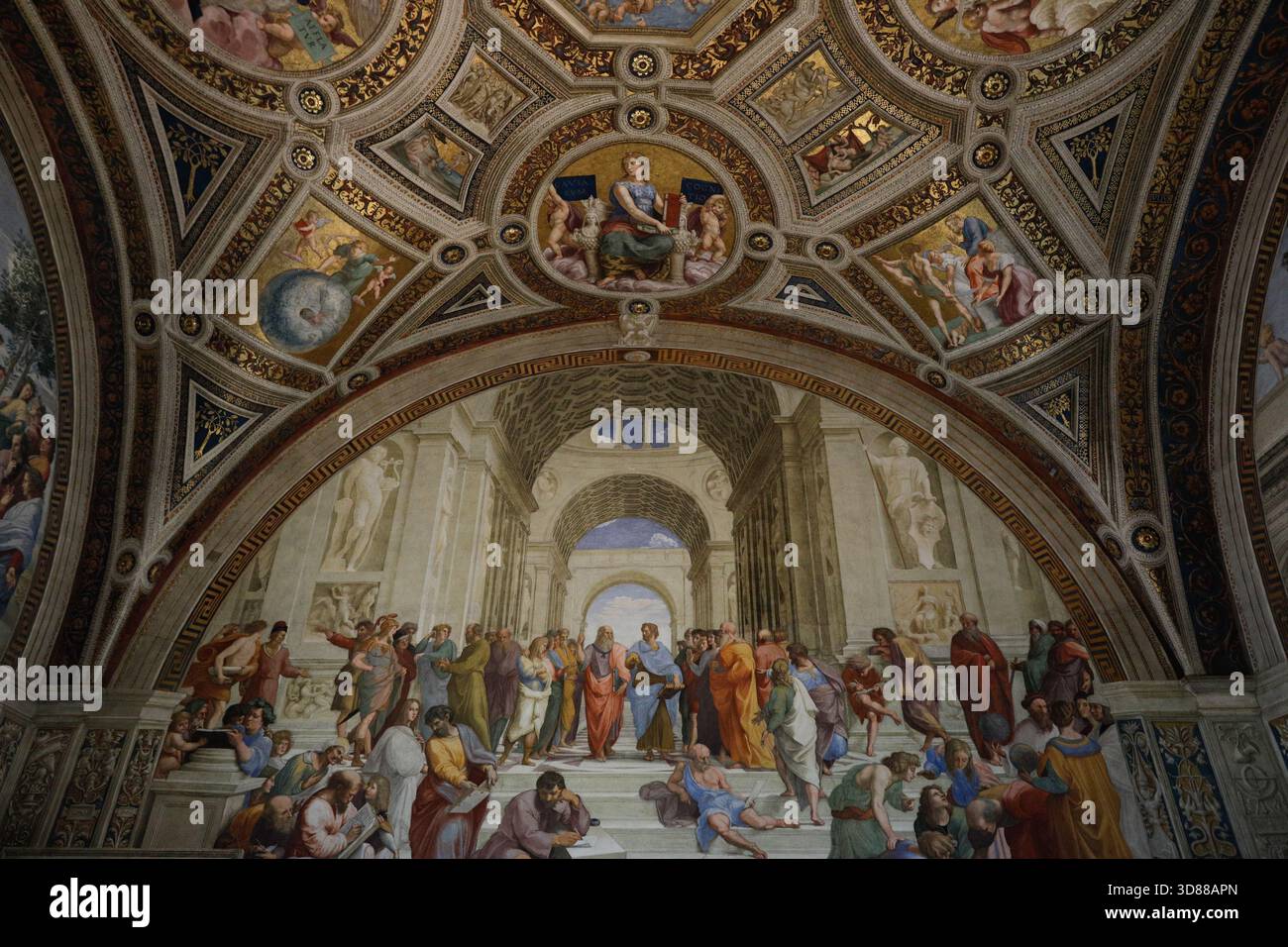 Rom, Italien - 11. Januar 2024: Touristen besuchen den Saal der Segnatura, der Raphaels Fresken im Vatikanischen Museum enthält. Stockfoto