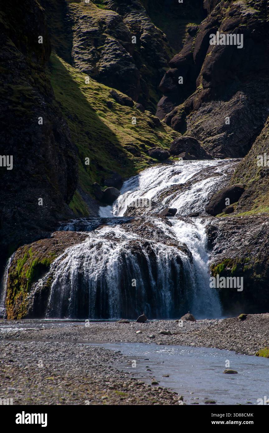 Stjornarfoss Wasserfall Island, Wasserfall fällt über Felsen und Fluss Stockfoto