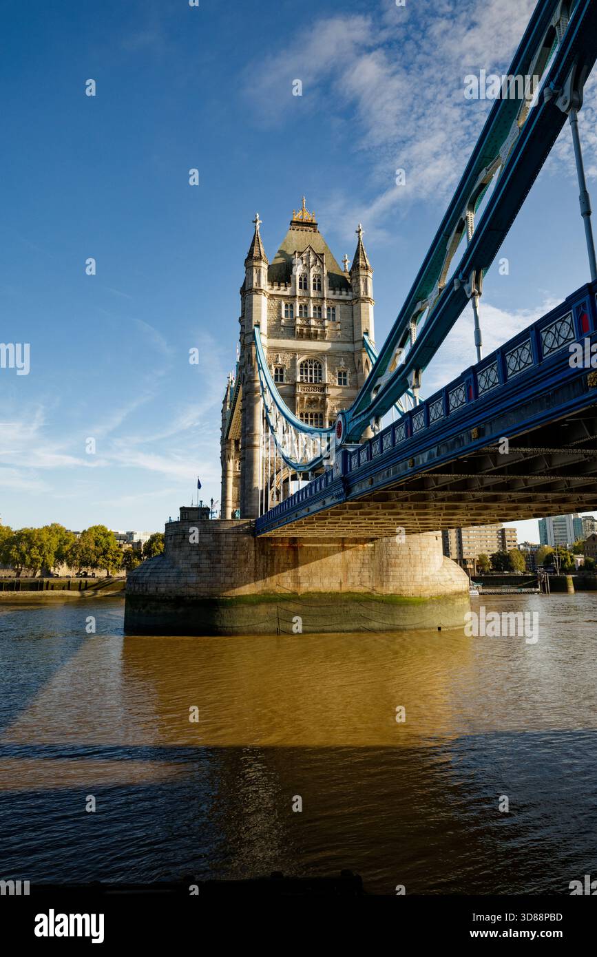 Die ikonischen Türme der Tower Bridge schreiten über die Themse in Richtung Tower of London, England. Stockfoto