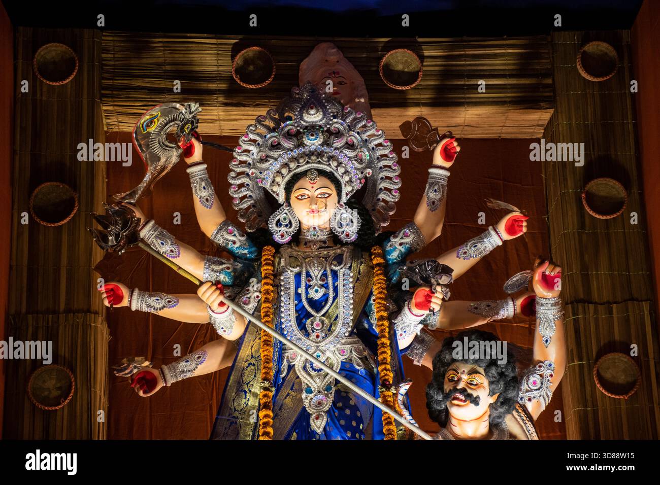 Idol der Göttin Durga in Durga Puja 2025 organisiert von Amra Kojona Puja Udjapan Parishad, A C Dutta Lane, Patharghata, Chattogram. Stockfoto