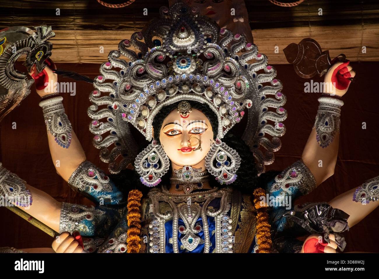 Idol der Göttin Durga in Durga Puja 2025 organisiert von Amra Kojona Puja Udjapan Parishad, A C Dutta Lane, Patharghata, Chattogram. Stockfoto