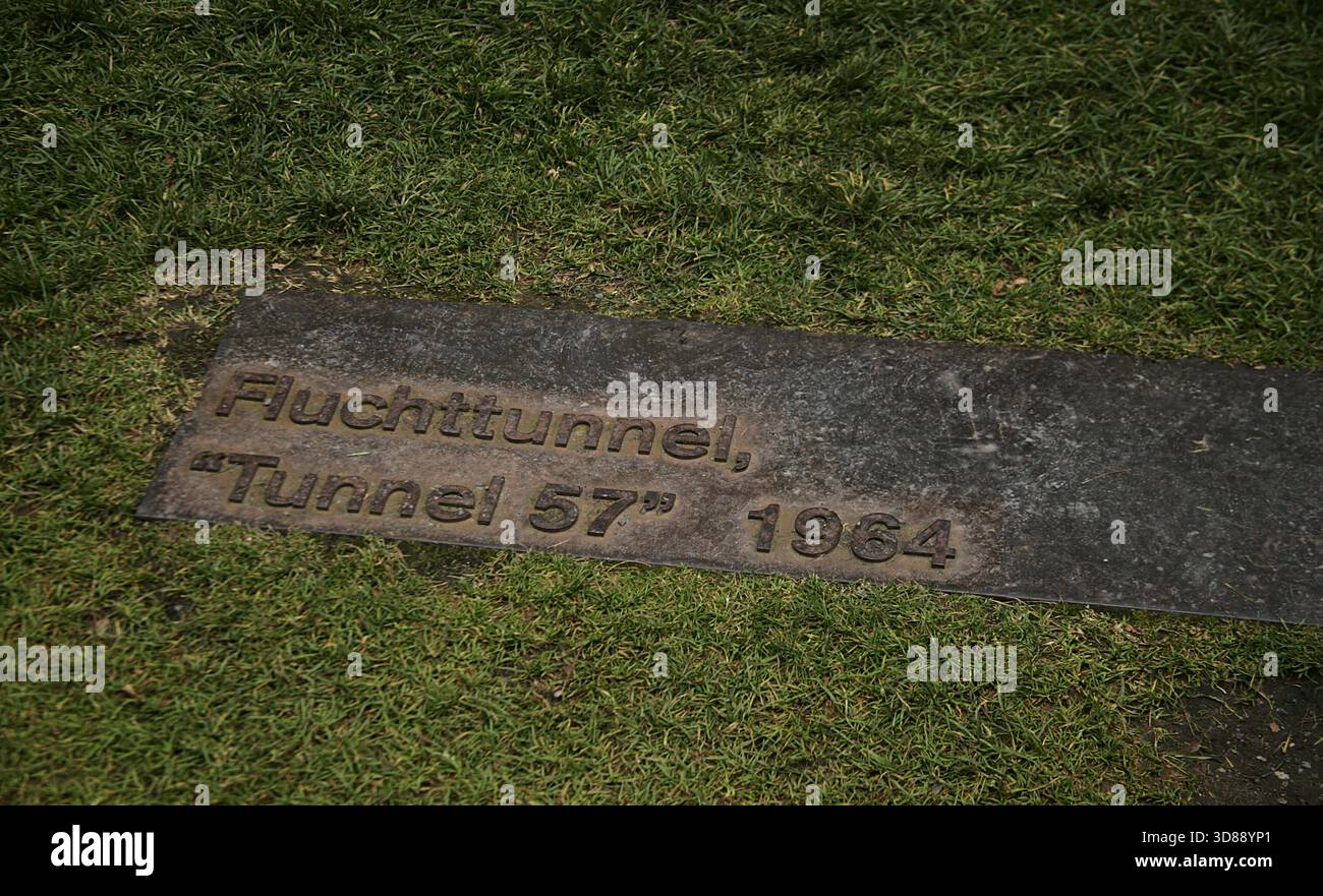 Berliner Mauer, Deutschland. Der Bau begann am 13. August 1961 und fiel am 9. November 1989. Die Regierung der Deutschen Demokratischen Republik (DDR) baute diese über 150 km lange Barriere, um Ost-Berlin vollständig von der übrigen DDR zu isolieren. Gedenkstätte Berliner Mauer in der Bernauer Straße. Tunnel 57. Fluchttunnel, der unter der Mauer gegraben wurde. Zwischen dem 3. Und 4. Oktober 1964 war es Schauplatz einer Massenflucht von 57 Ost-Berliner Bürgern nach West-Berlin. Sie wurde aus dem Untergeschoss einer verlassenen Bäckerei an der Bernauer Straße 97 (West-Berlin) errichtet, die damals aus leerer, verschlossener Wohnung b bestand Stockfoto