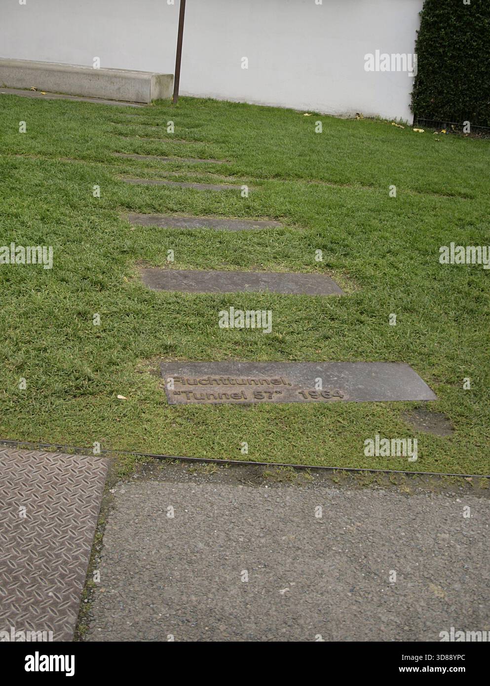 Berliner Mauer, Deutschland. Der Bau begann am 13. August 1961 und fiel am 9. November 1989. Die Regierung der Deutschen Demokratischen Republik (DDR) baute diese über 150 km lange Barriere, um Ost-Berlin vollständig von der übrigen DDR zu isolieren. Gedenkstätte Berliner Mauer in der Bernauer Straße. Tunnel 57. Fluchttunnel, der unter der Mauer gegraben wurde. Zwischen dem 3. Und 4. Oktober 1964 war es Schauplatz einer Massenflucht von 57 Ost-Berliner Bürgern nach West-Berlin. Sie wurde aus dem Untergeschoss einer verlassenen Bäckerei an der Bernauer Straße 97 (West-Berlin) errichtet, die damals aus leerer, verschlossener Wohnung b bestand Stockfoto