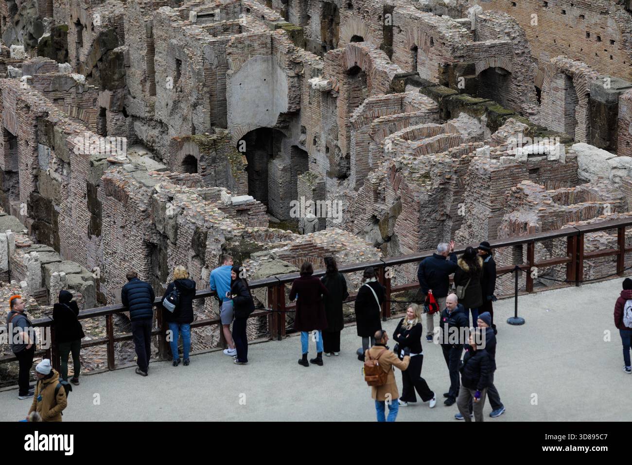 Rom, Italien - 10. Januar 2024: Touristen besuchen das Kolosseum in Rom. Stockfoto