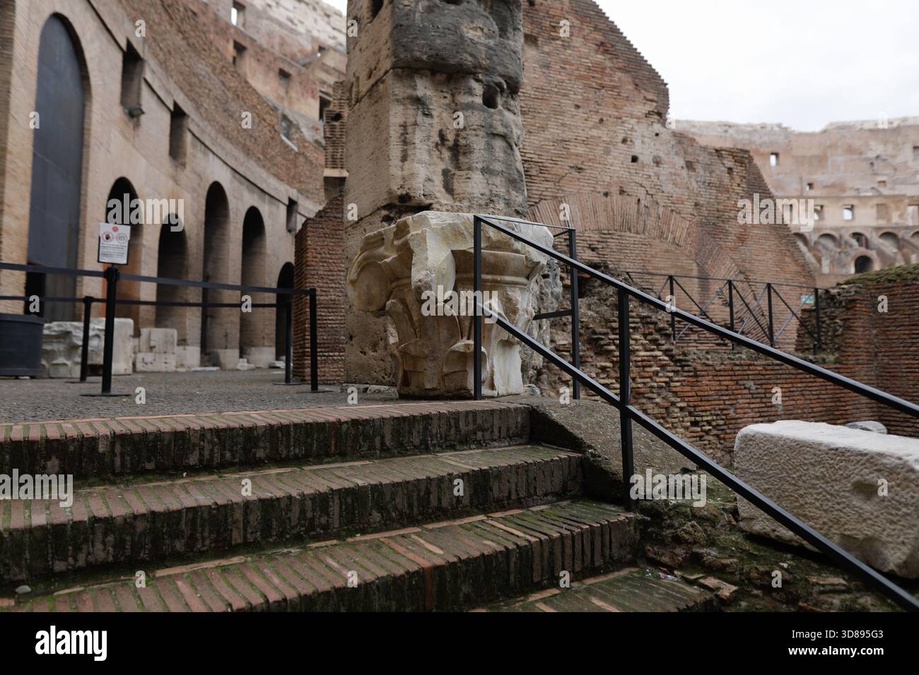 Rom, Italien - 10. Januar 2024: Touristen besuchen das Kolosseum in Rom. Stockfoto