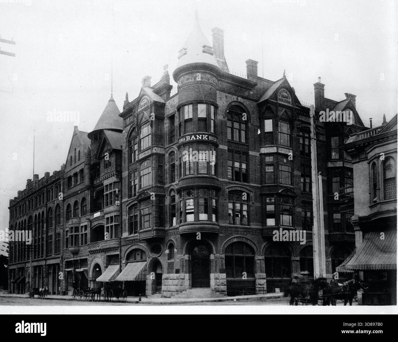 LOS ANGELES 1900 - American National Bank Building, südwestliche Ecke, 1890. Links befinden sich der Turm und zwei Giebeln des YMCA Building (1889), dann der Potomac Block (1890) Stockfoto