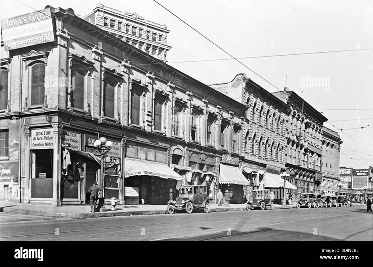 LOS ANGELES 1900 - östliche Seite des Temple Blocks, Blick nach Norden entlang der Westseite der Main Street in Richtung Temple St. (r), 1924 Stockfoto
