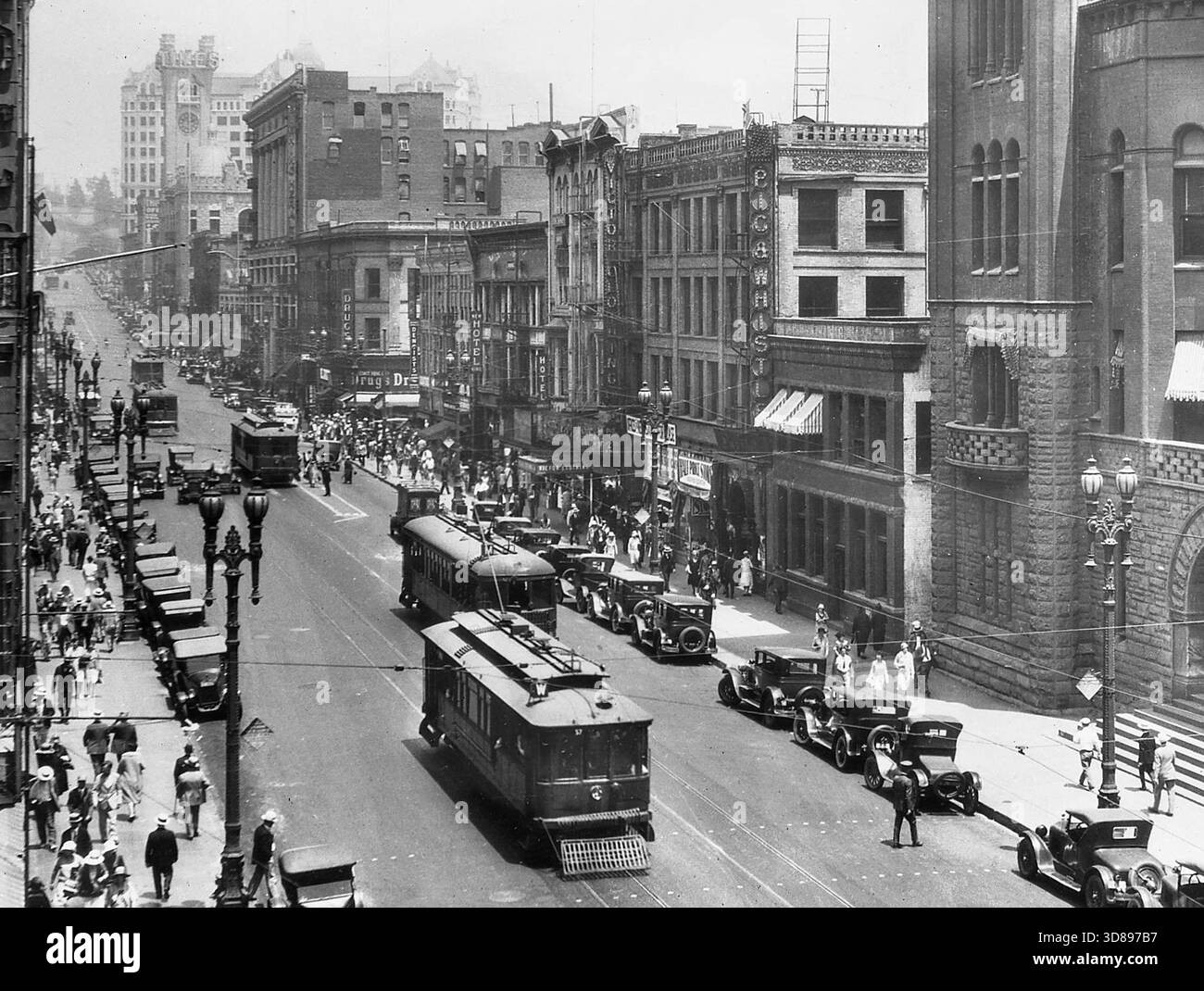 LOS ANGELES 1900 - Los Angeles 1900 - Blick nach Norden entlang des Broadway, East Side, vorbei an der 2nd Street. Von oben links: Los Angeles Times Bldg., 1911 Hall of Records dahinter, Chamber of Commerce Bldg., Hellman Bldg., Nolan, Smith and Bridge Bldg., Gordon Bldg., Crocker Bldg., Copp Bldg., 1888 City Hall Stockfoto