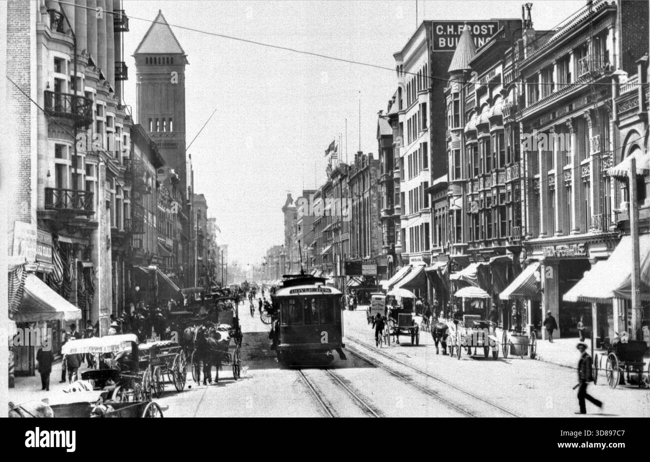LOS ANGELES 1900 - Blick nach Süden entlang des Broadway von First, 1904-5. Rechts, von links nach rechts: C.H. Frost Building, 141-3, das mit Türmen versehene Roanoke Bldg, Newell & Gammon Bldg., Mason Opera House. Links: Handelskammer, Rathaus 1888. Stockfoto