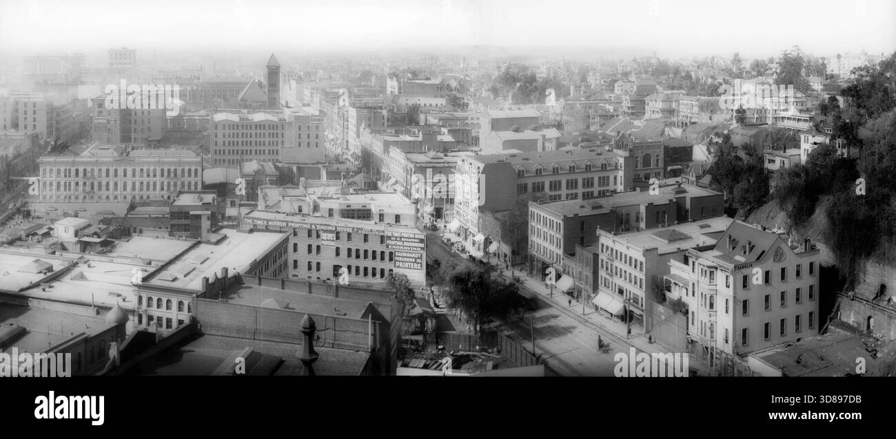 LOS ANGELES 1900 - 1905 Blick auf den Broadway von Temple nach Süden. Times Mirror Druckerei im Vordergrund, markiert 110 N. Broadway. Das Rathaus von 1888 thront auf dem 200 Blocks entfernten Broadway. Fort Moore Hill, jetzt ebenerdig, rechts. Stockfoto