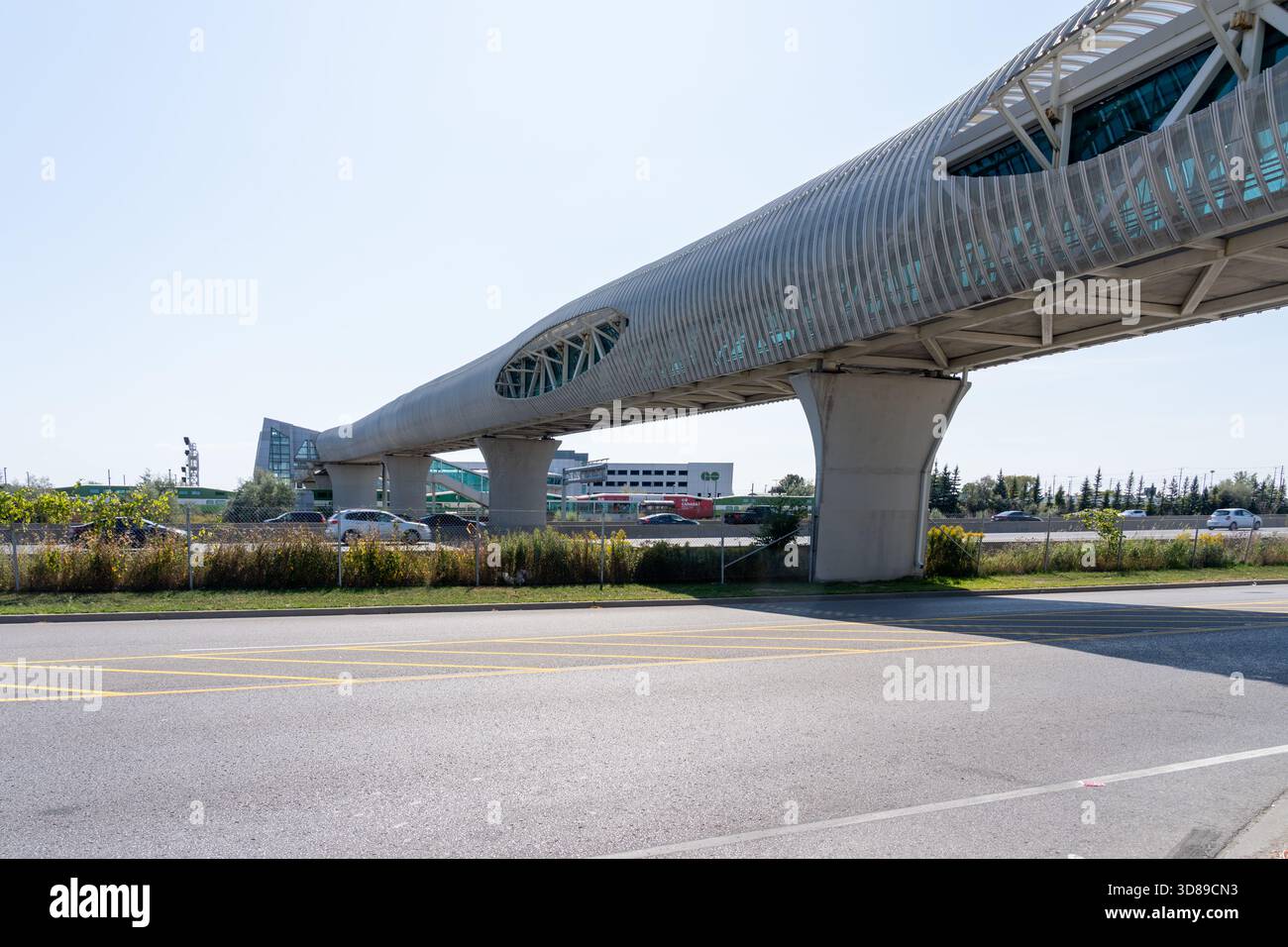 Blick auf die Pickering GO Fußgängerbrücke in der Nähe von Toronto in Pickering, Ontario, Kanada. Stockfoto