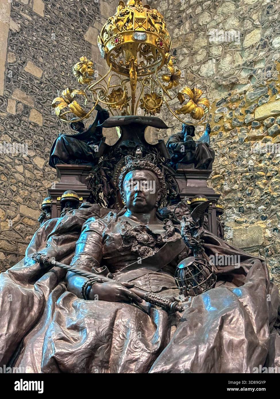 Große Bronze Memorial Statue der Königin Victoria mit königlicher Regalia im Winchester Gr Stockfoto