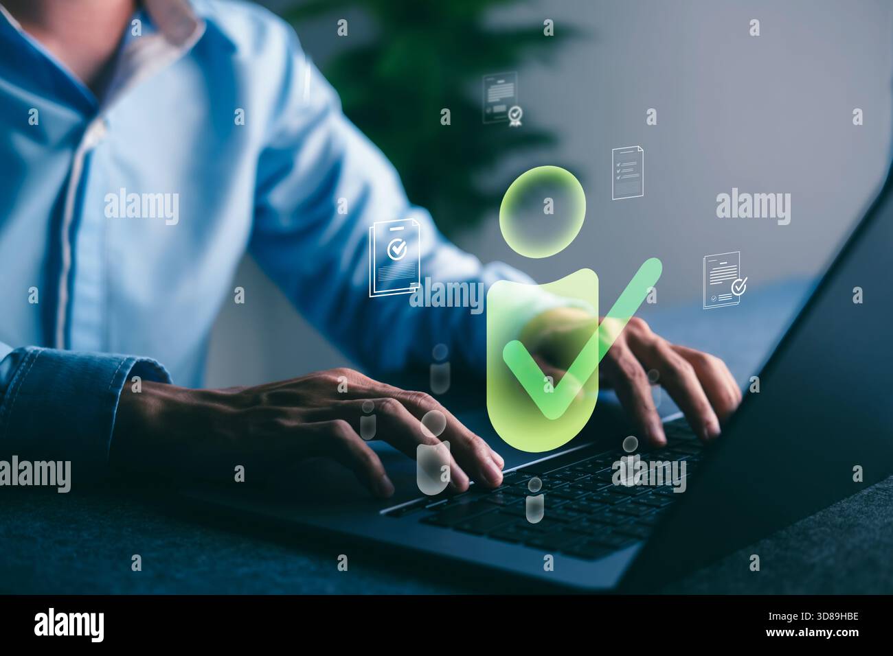 Das Konzept der Benutzerüberprüfung zeigt das Personensymbol mit grünem Häkchen, das die Authentifizierung der digitalen Identität und den sicheren Zugriff symbolisiert. Stockfoto
