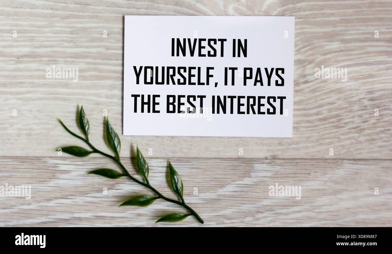 Investieren Sie in sich selbst, es zahlt sich am besten aus – in einem Notizbuch geschriebener Text. Stockfoto