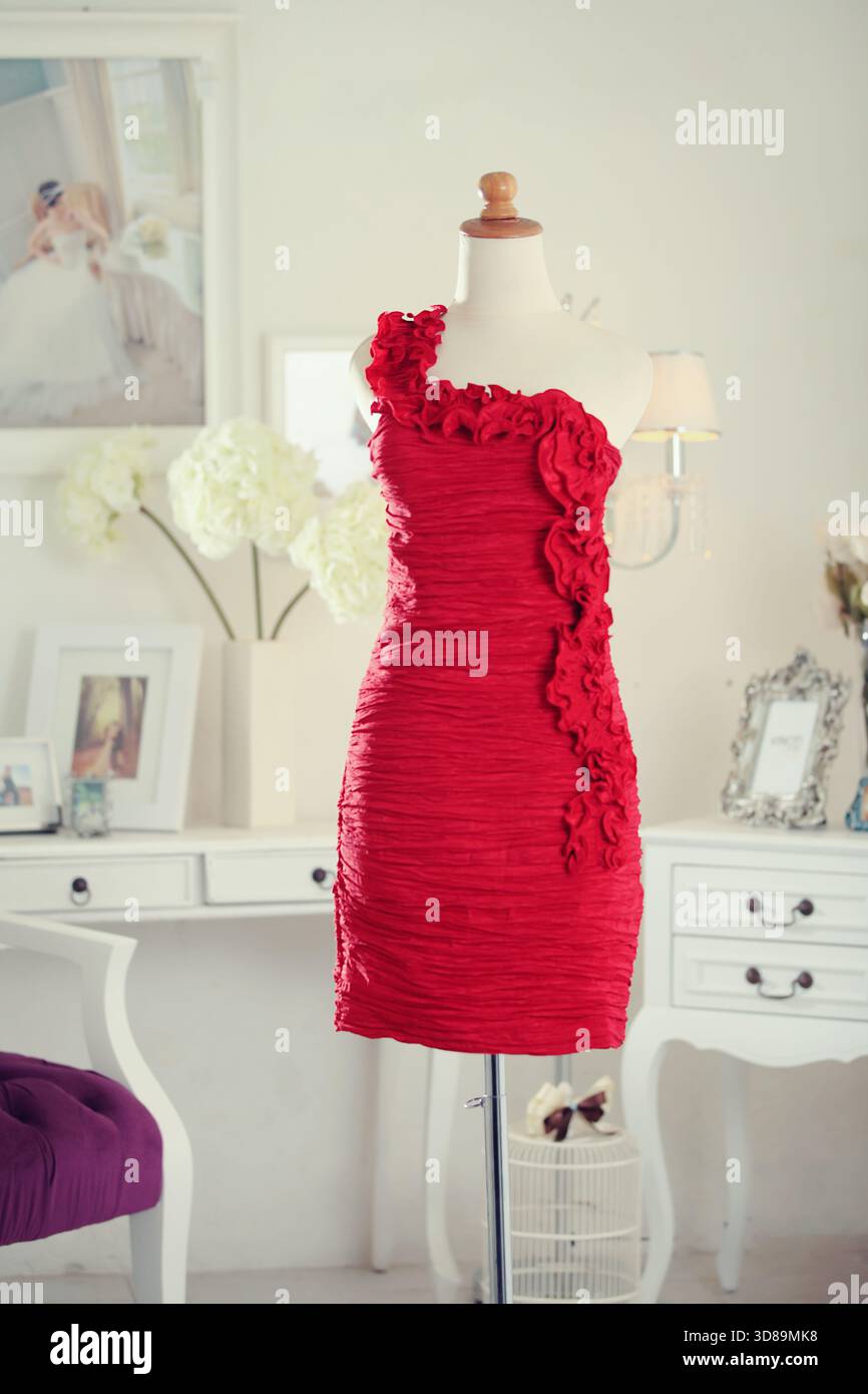 Luxuriöses Partykleid und Ballkleid für Mode-Präsentationen erinnern an Luxus, Eleganz und klassisches Design für Modedesign-Ideen Stockfoto