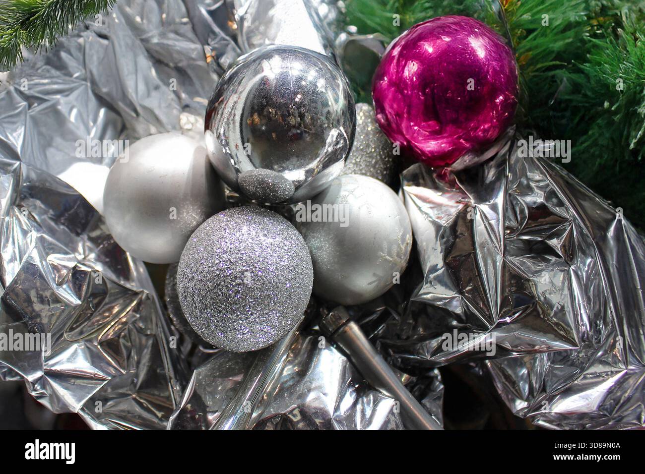 Glänzende Weihnachtsbaumzwiebeln während der Weihnachtszeit Stockfoto