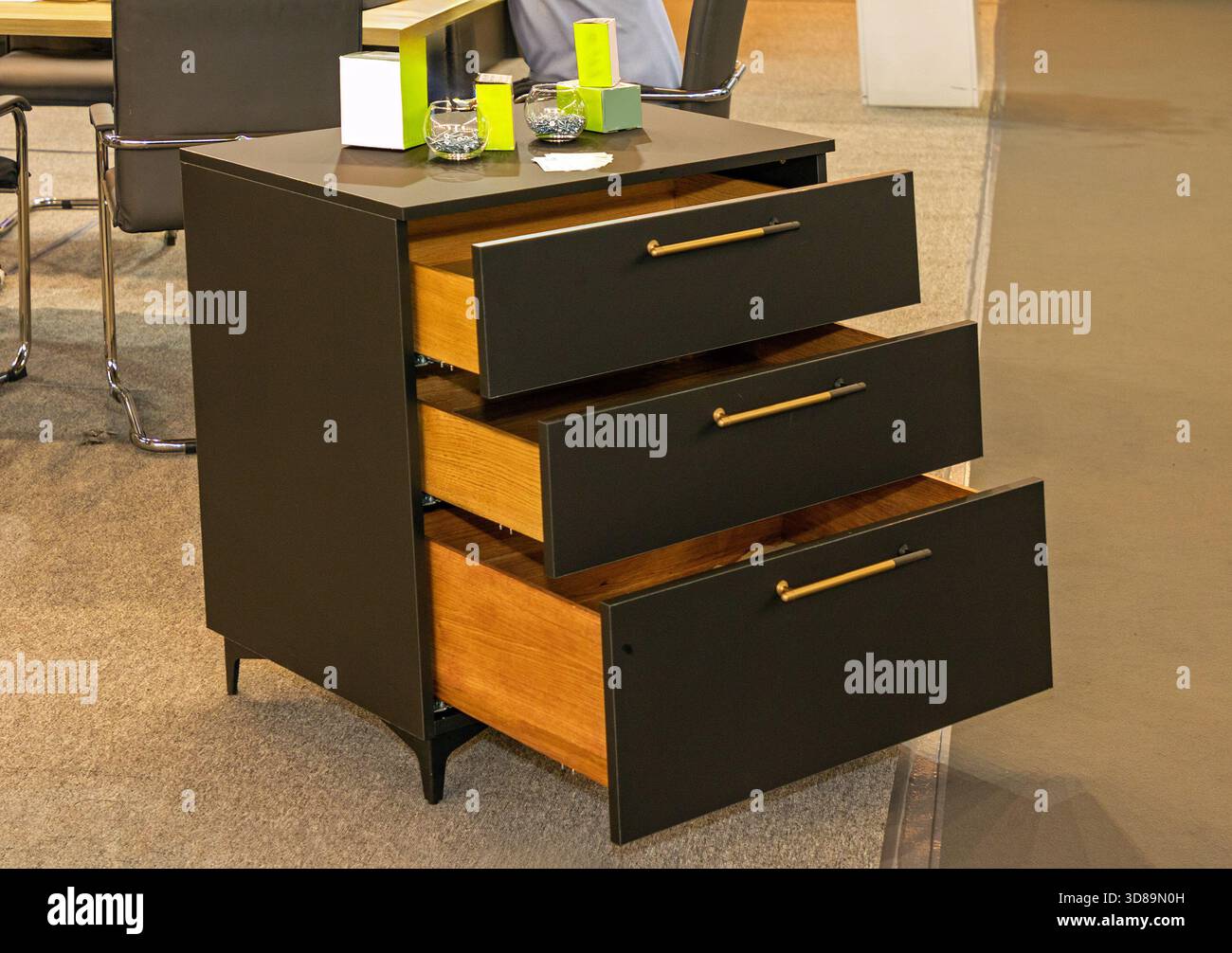 Retro-Schrankmöbel im Innenraum des Büros mit offenen Regalen Stockfoto